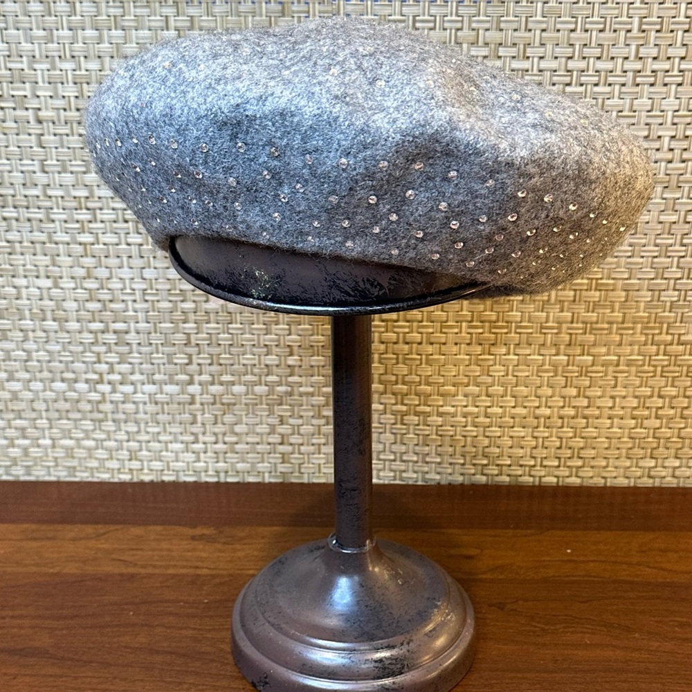 🌟HP🌟Gray Flannel Basque Beret with Rhinestone Accents